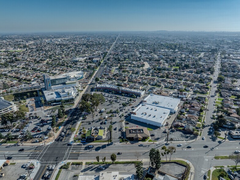 14301-14379 Clark Ave, Bellflower, CA à louer - Photo de l’immeuble – Image 3 sur 79