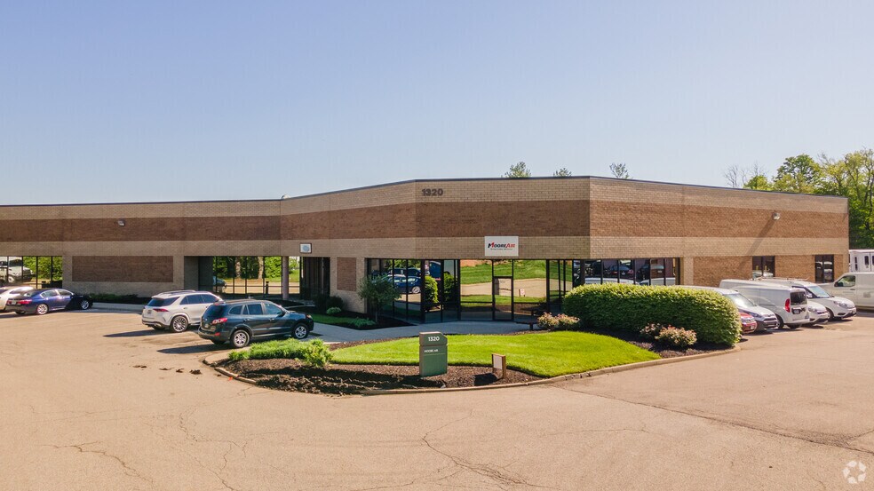 1320 Kemper Meadow Dr, Cincinnati, OH à louer - Photo principale – Image 1 sur 12