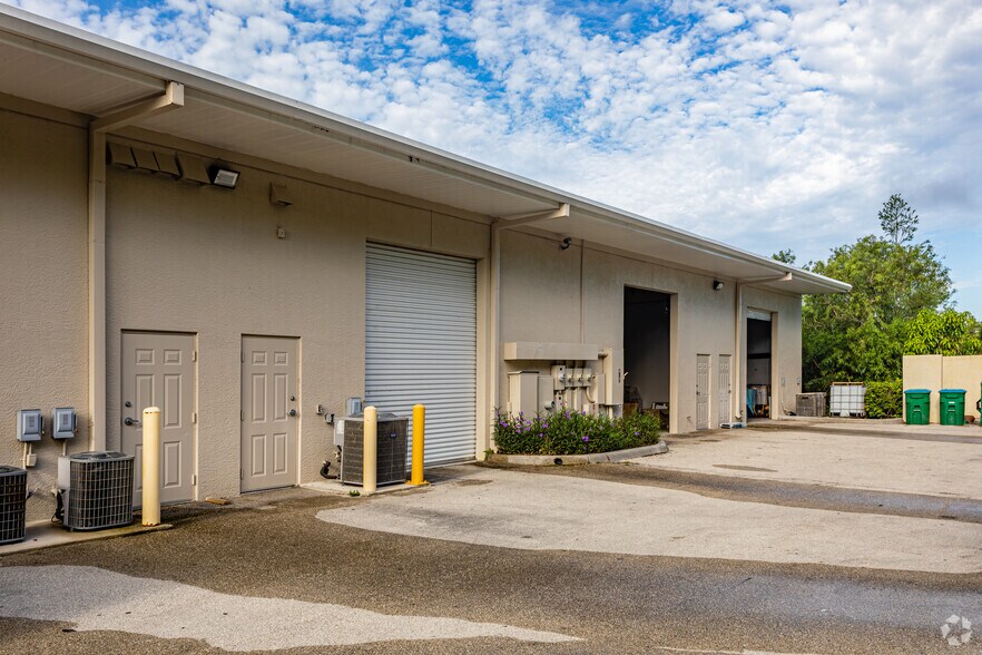 13750 Treeline Ave S, Fort Myers, FL à louer - Photo de l’immeuble – Image 3 sur 4