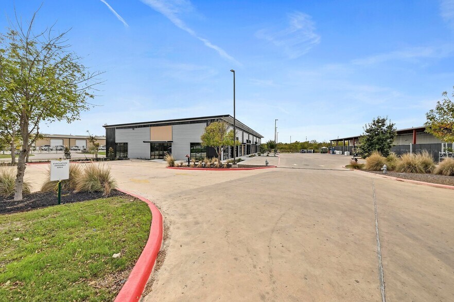300 Co Rd 199, Hutto, TX à louer - Photo de l’immeuble – Image 3 sur 16