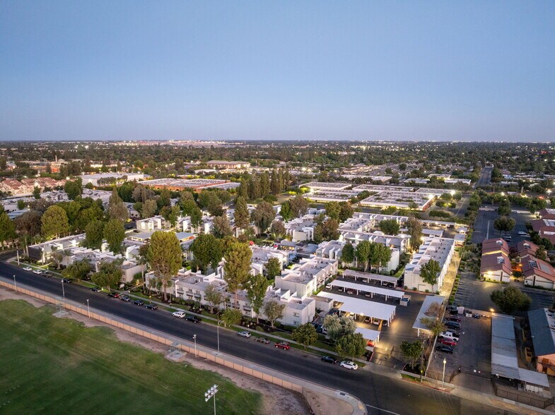 1577 E Bulldog Ln, Fresno, CA à vendre - Photo de l’immeuble – Image 3 sur 20