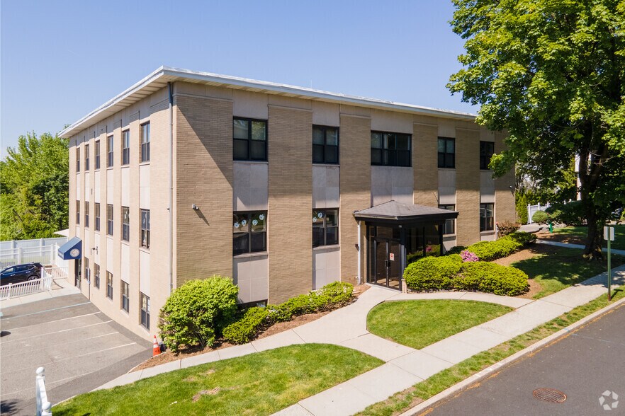 120 Charlotte Pl, Englewood Cliffs, NJ à louer - Photo de l’immeuble – Image 1 sur 3