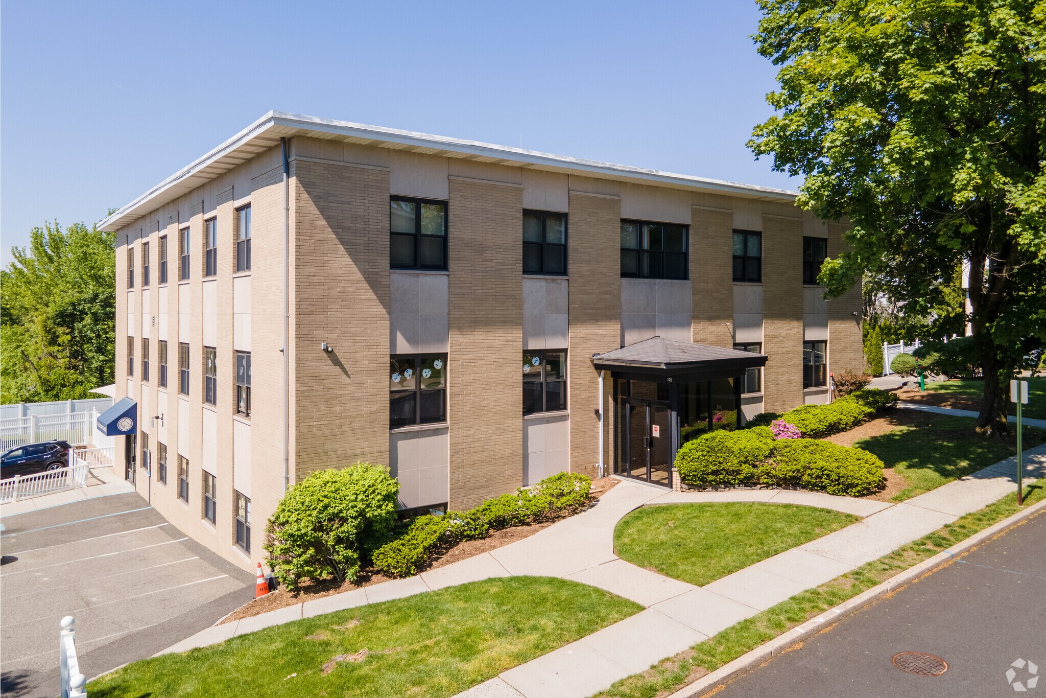 120 Charlotte Pl, Englewood Cliffs, NJ à louer Photo de l’immeuble– Image 1 sur 4