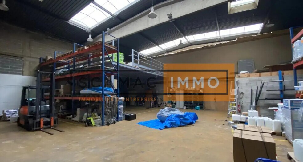 Local d'activités dans à vendre - Photo de l’immeuble – Image 1 sur 7