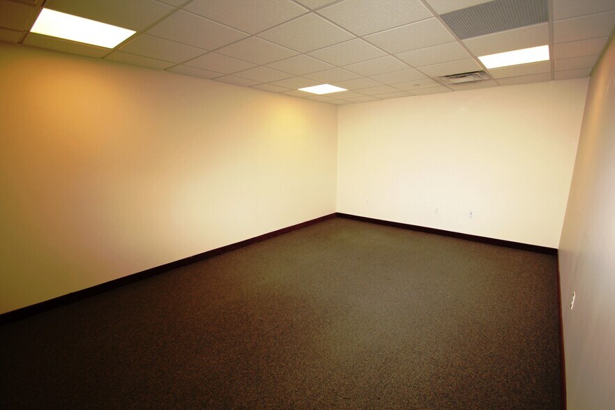 55 Concord St, North Reading, MA à louer - Photo de l’immeuble – Image 1 sur 11