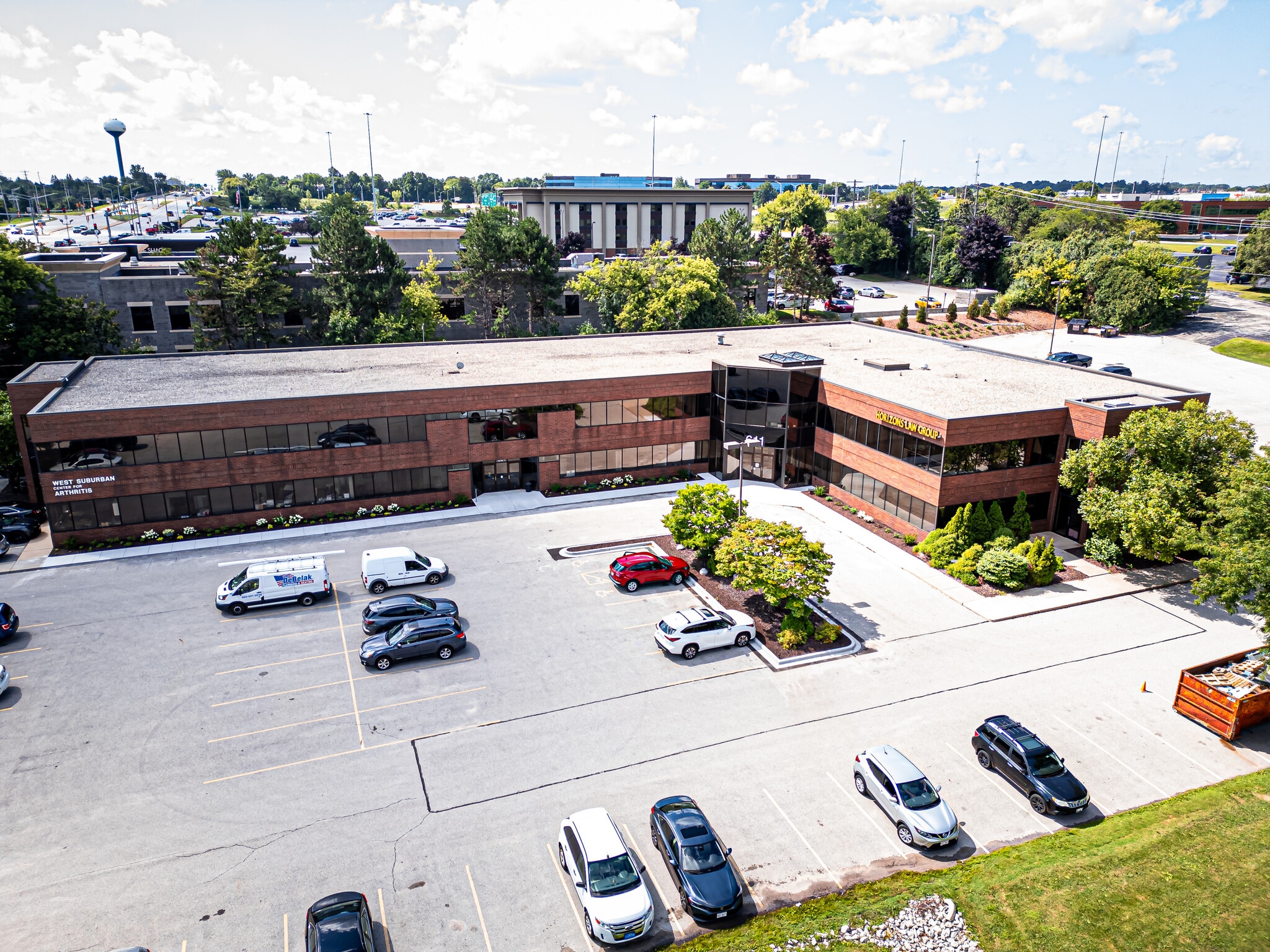 601-611 N Barker Rd, Brookfield, WI à louer Photo principale– Image 1 sur 8