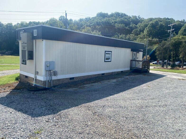 28 Ridgeway Ave, Etowah, NC à vendre - Photo de l’immeuble – Image 2 sur 4