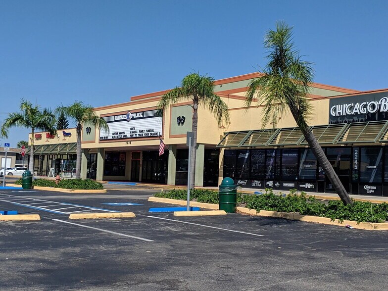 2215 Winkler Ave, Fort Myers, FL à louer - Photo de l’immeuble – Image 1 sur 5