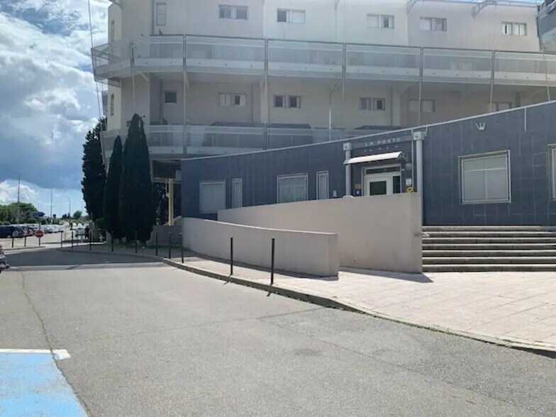 Bureau dans Châteaurenard à vendre - Photo de l’immeuble – Image 2 sur 7