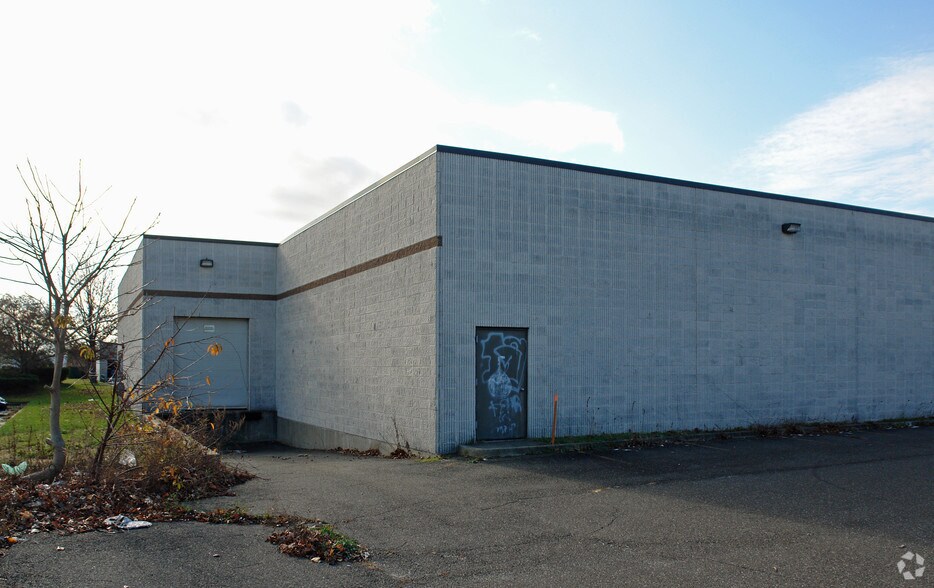 105 Remington Blvd, Ronkonkoma, NY à louer - Photo de l’immeuble – Image 2 sur 3