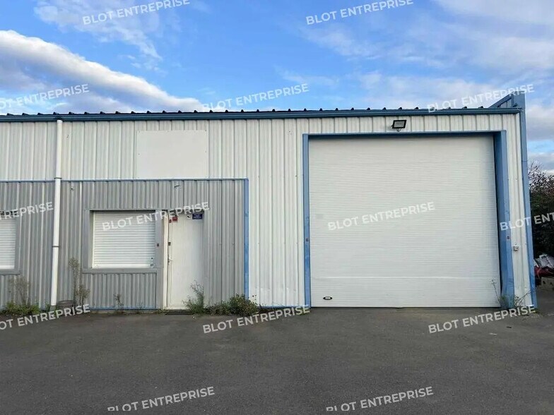 Local d’activités dans Saint-Jacques-de-la-Lande à louer - Photo de l’immeuble – Image 1 sur 3