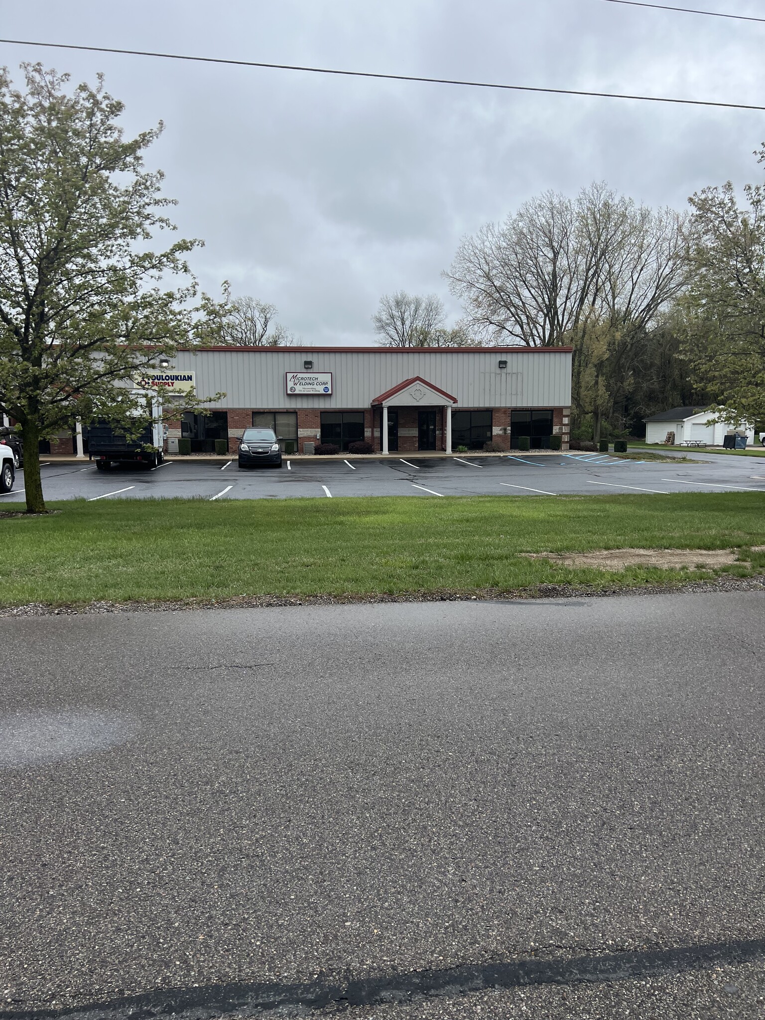 265 E Bell Dr, Warsaw, IN à louer Photo de l’immeuble– Image 1 sur 20