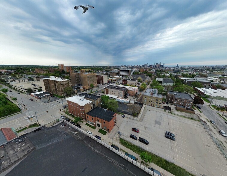 2217 W Wisconsin Ave, Milwaukee, WI à vendre - Photo de l’immeuble – Image 3 sur 12