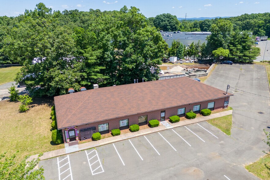 605 Silver St, Agawam, MA à vendre - Photo de l’immeuble – Image 2 sur 30