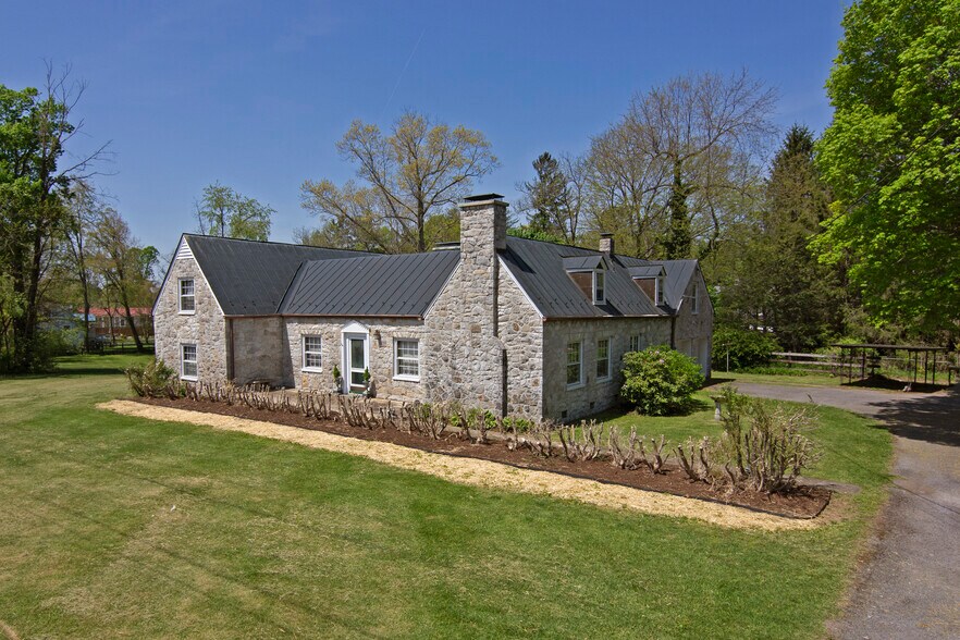 8789 Seneca Trail South, Ronceverte, WV à vendre - Photo de l’immeuble – Image 2 sur 61