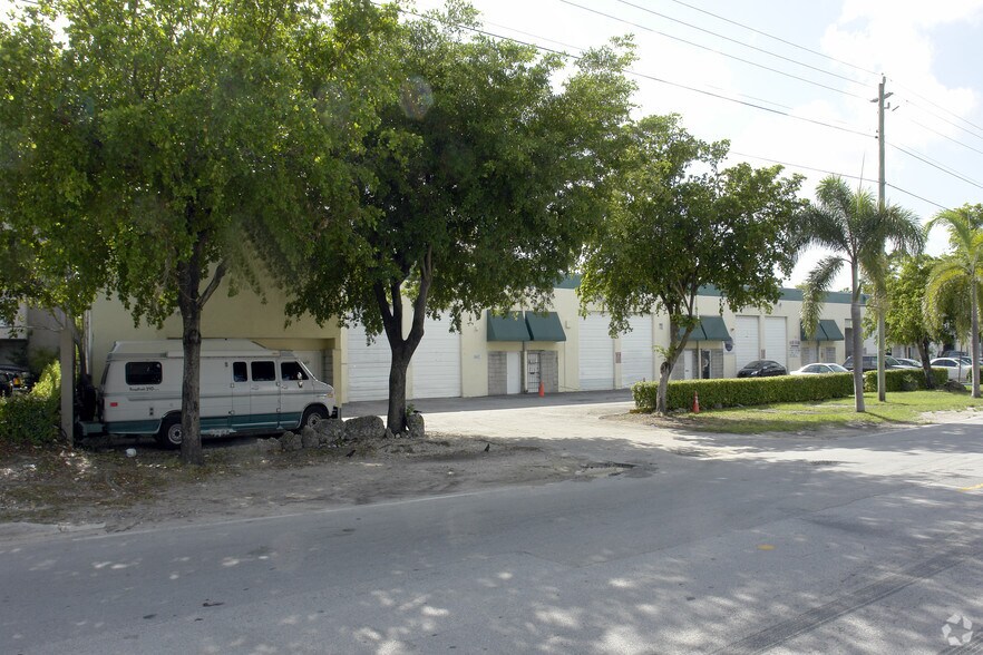 6405-6447 NW 82nd Ave, Miami, FL à louer - Photo de l’immeuble – Image 3 sur 9