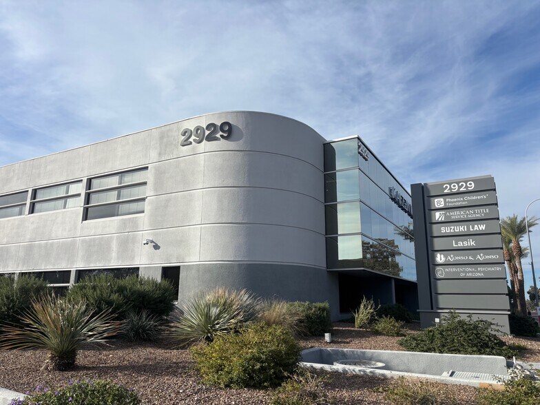 2929 E Camelback Rd, Phoenix, AZ à louer - Photo principale – Image 1 sur 5