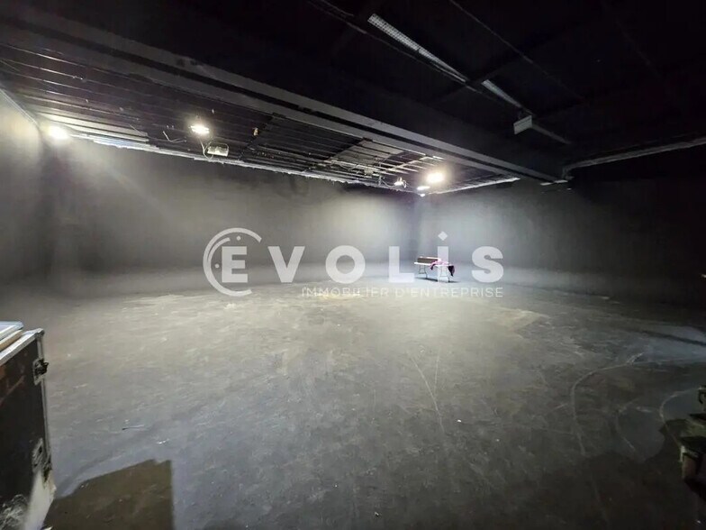 Local d'activités dans Ivry-sur-Seine à vendre - Photo de l’immeuble – Image 2 sur 25