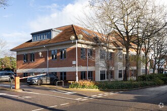 Bay Tree Ave, Leatherhead à louer Photo de l’immeuble– Image 2 sur 2