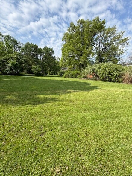 915 Ohio Pike, Cincinnati, OH à vendre - Photo de l’immeuble – Image 3 sur 6