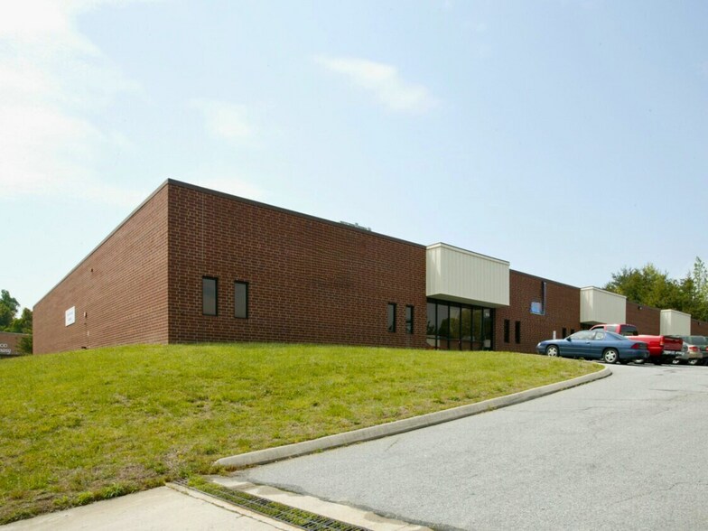 615 Alton Pl, High Point, NC à louer - Photo de l’immeuble – Image 3 sur 6