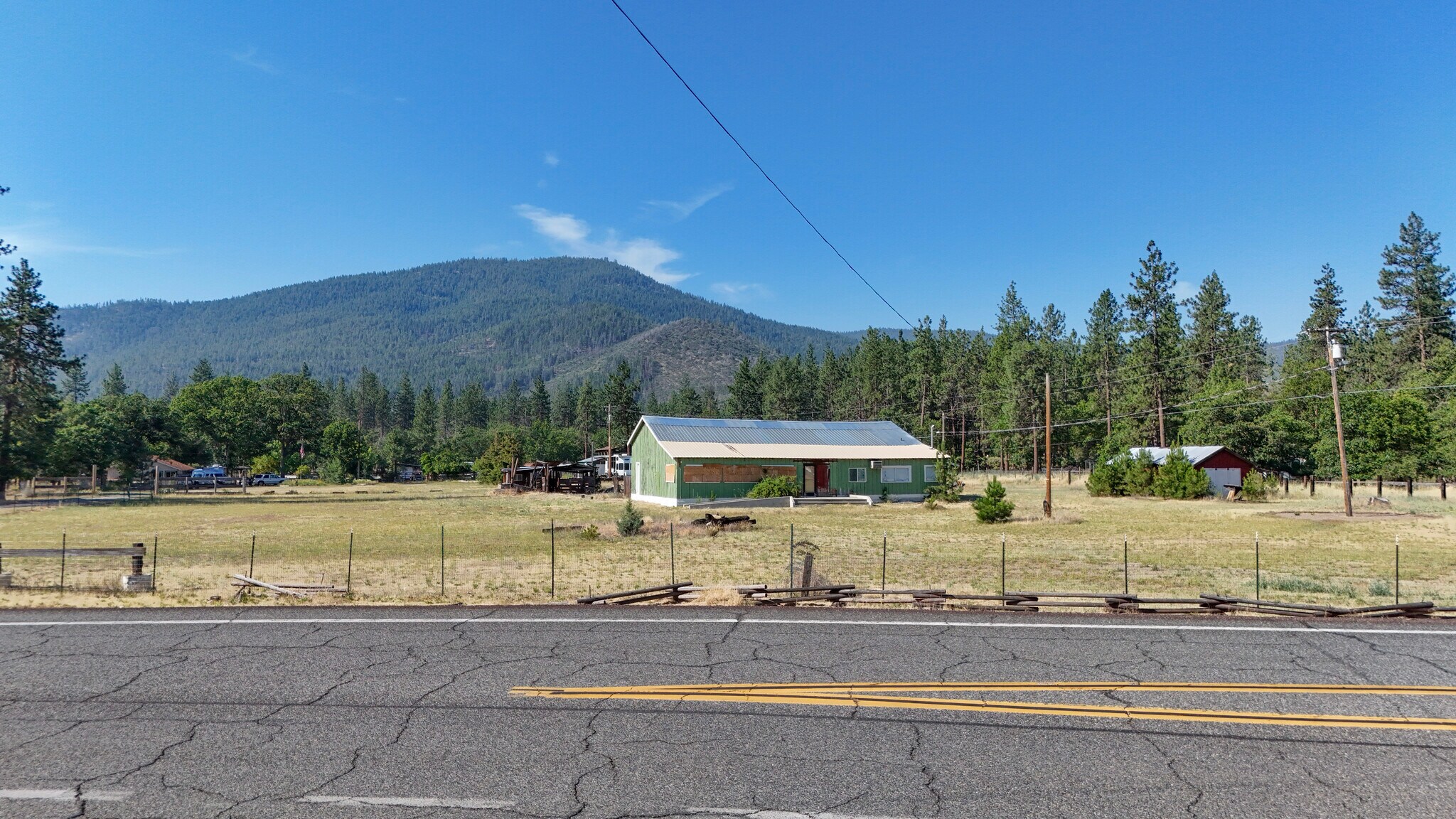5331 Easy St, Yreka, CA à vendre Photo de l’immeuble– Image 1 sur 40