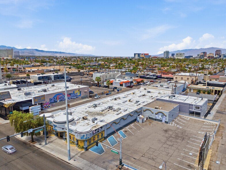 896 E Sahara Ave, Las Vegas, NV à louer - Photo de l’immeuble – Image 2 sur 3