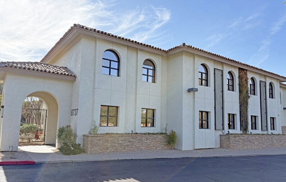 8737 E Via de Commercio, Scottsdale, AZ à louer - Photo de l’immeuble – Image 2 sur 6
