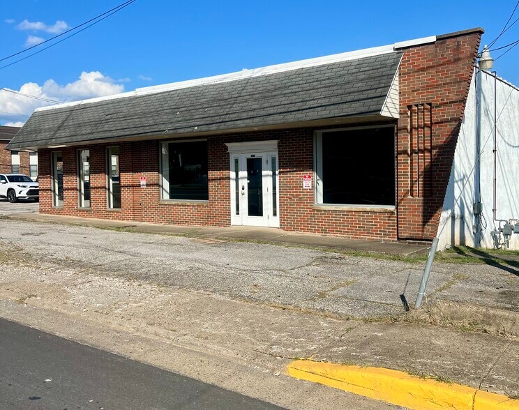 404 Midland Trl, Hurricane, WV à louer - Photo de l’immeuble – Image 2 sur 4