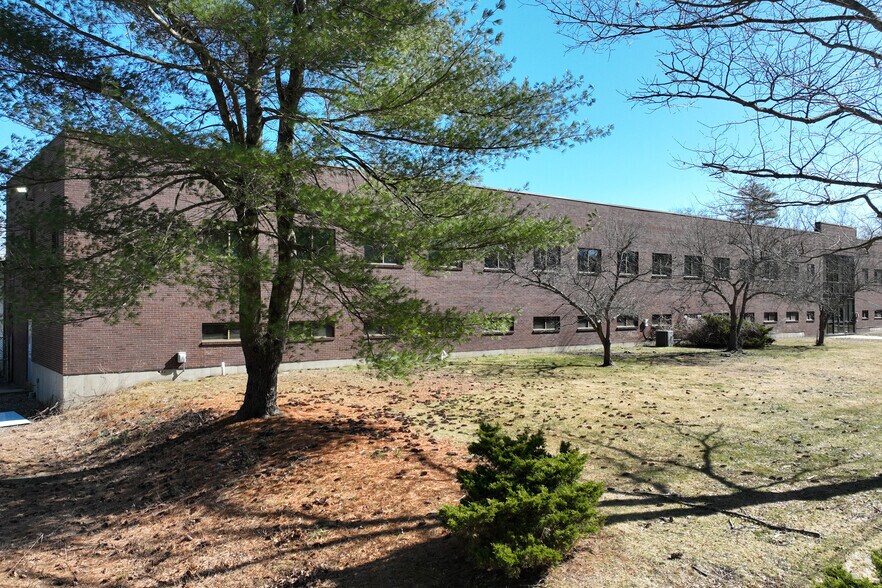 16 Carleton Dr, Georgetown, MA à louer - Photo de l’immeuble – Image 2 sur 5