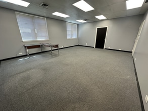 105 S Roselle Rd, Schaumburg, IL à louer Photo intérieure– Image 1 sur 2