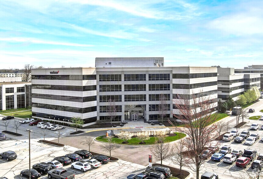 250 E 96th St, Indianapolis, IN à louer - Photo de l’immeuble – Image 1 sur 3