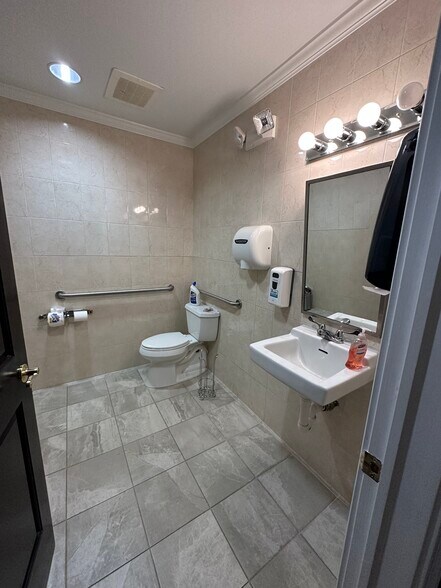 25 Nassau Ln, Island Park, NY à vendre - Photo intérieure – Image 3 sur 40