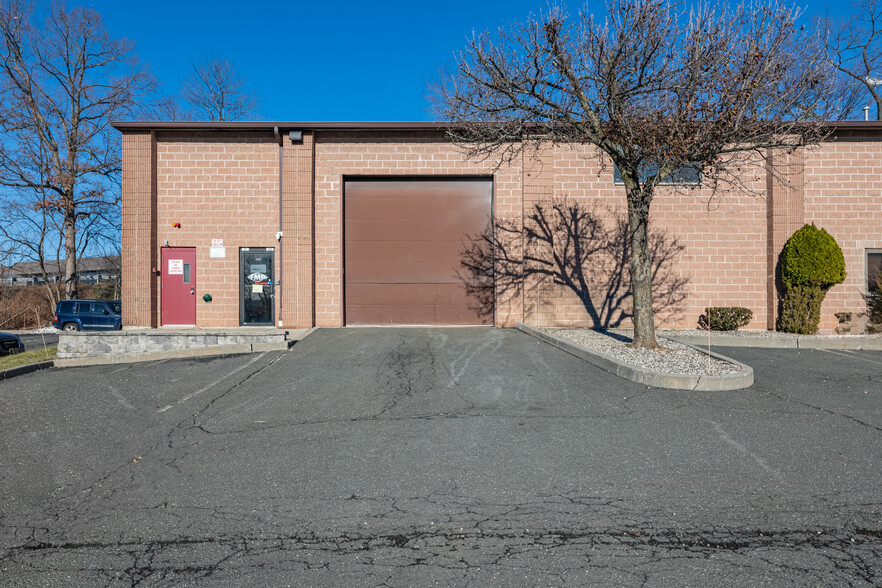 351 Spook Rock Rd, Suffern, NY à louer - Photo de l’immeuble – Image 1 sur 15