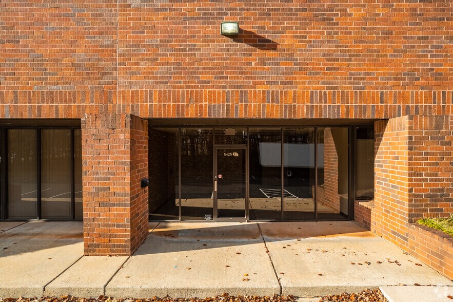 5425 Peachtree Industrial Blvd, Peachtree Corners, GA à louer - Photo de l’immeuble – Image 2 sur 4