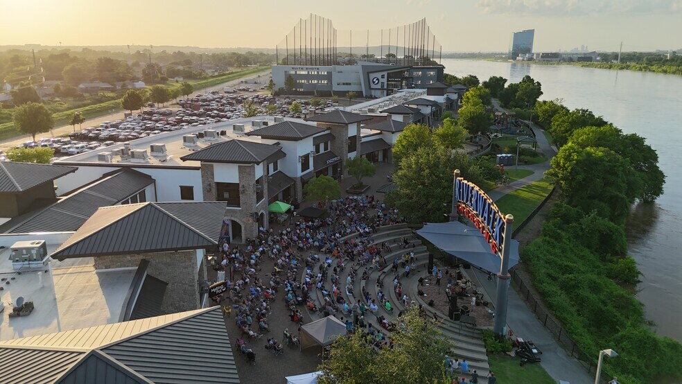 300-600 Riverwalk Ter, Jenks, OK à louer - Photo de l’immeuble – Image 1 sur 9