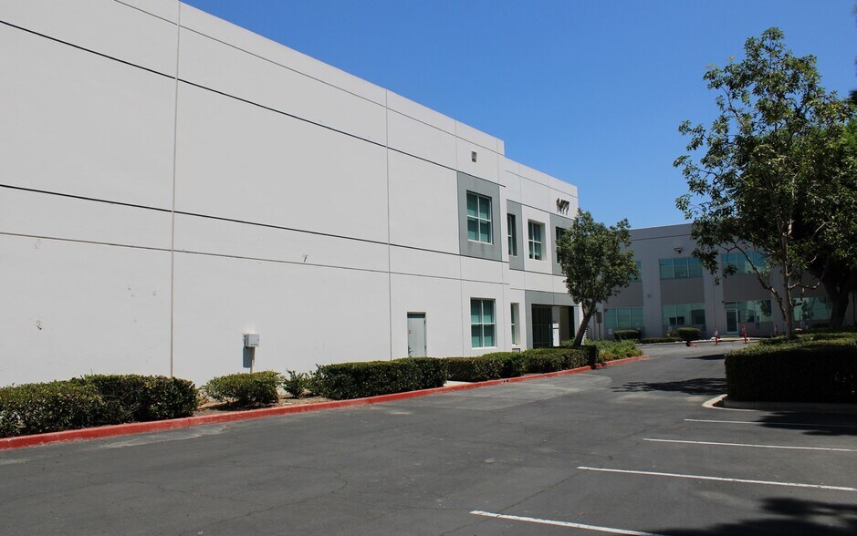 1477 Davril Cir, Corona, CA à louer - Photo de l’immeuble – Image 2 sur 6