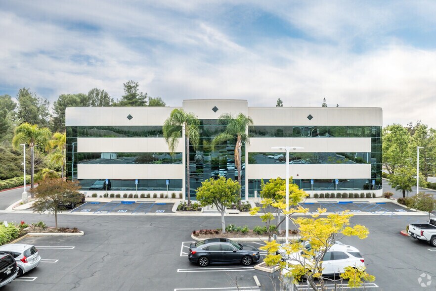 20532 El Toro Rd, Mission Viejo, CA à vendre - Photo de l’immeuble – Image 2 sur 25