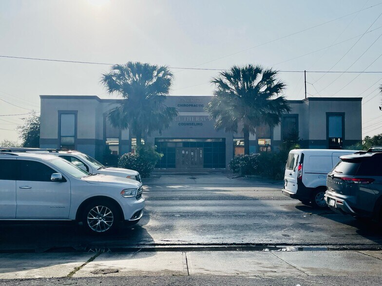 908 Paredes Line Rd, Brownsville, TX à louer - Photo principale – Image 3 sur 25