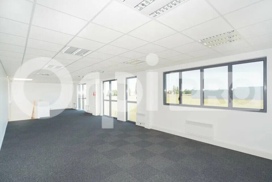 Local d’activités dans Lieusaint à louer - Photo intérieure – Image 2 sur 12