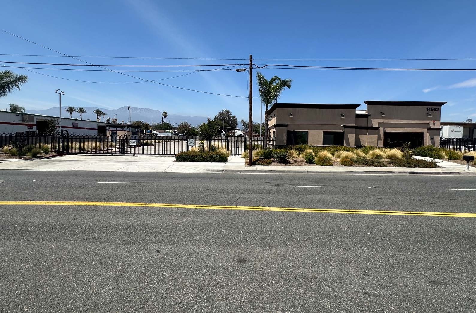 14562 Slover Ave, Fontana, CA à louer Photo de l’immeuble– Image 1 sur 6