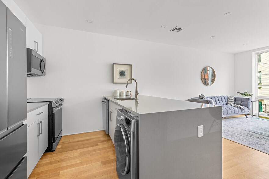 40 Schaefer St, Brooklyn, NY à vendre - Photo intérieure – Image 3 sur 10