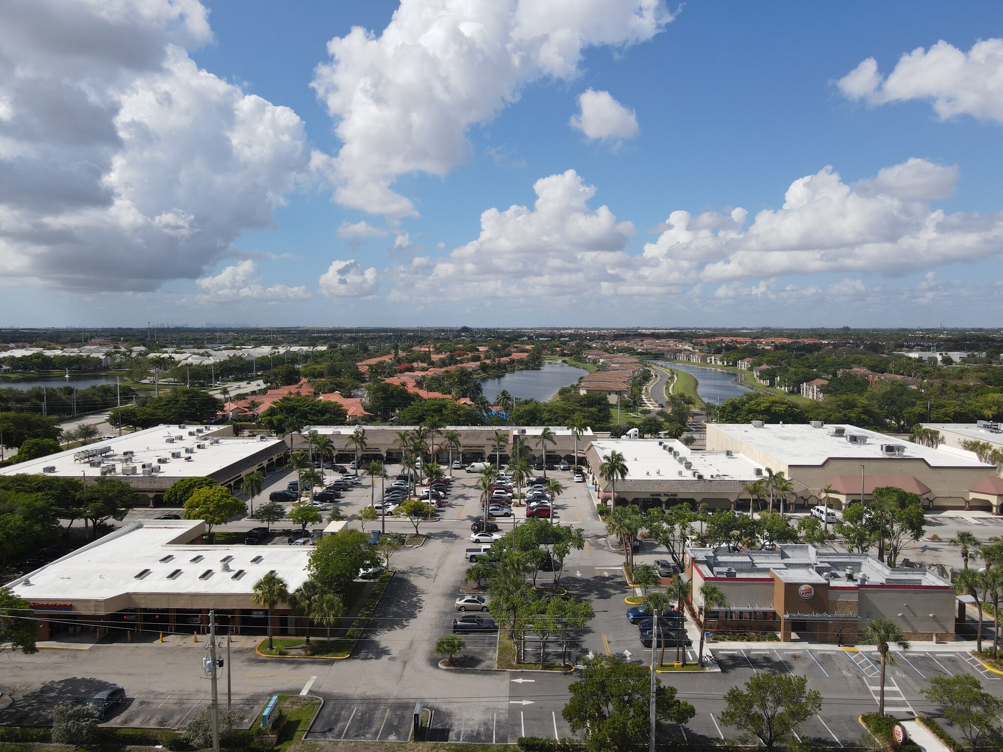 11210-11300 Pines Blvd, Pembroke Pines, FL à louer Photo de l’immeuble– Image 1 sur 14