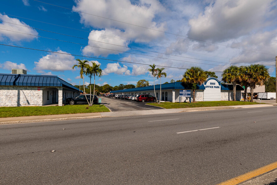 8800 49th St N, Pinellas Park, FL à louer - Photo de l’immeuble – Image 3 sur 16