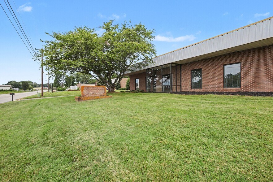 455 Forum Pky, Rural Hall, NC à vendre - Photo de l’immeuble – Image 3 sur 29