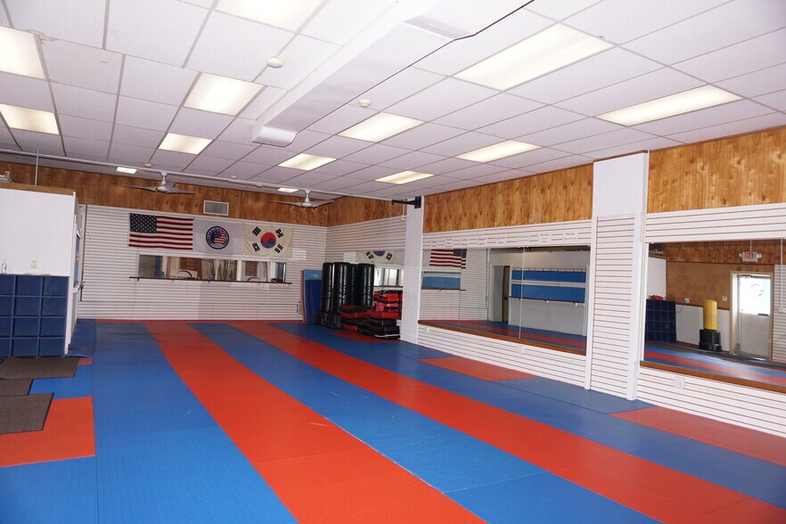 379 Shippan Ave, Stamford, CT à louer - Photo de l’immeuble – Image 2 sur 7