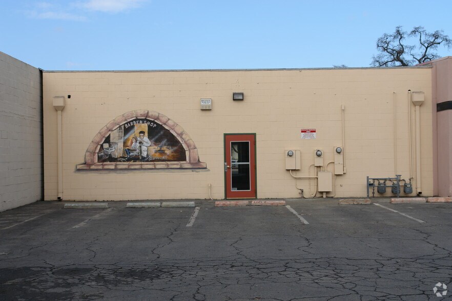525 W Center Ave, Visalia, CA à louer - Photo de l’immeuble – Image 3 sur 4