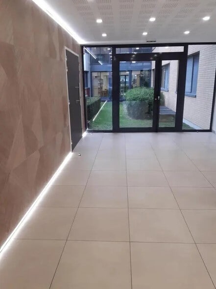 Bureau dans Champs-sur-Marne à vendre - Photo de l’immeuble – Image 3 sur 5