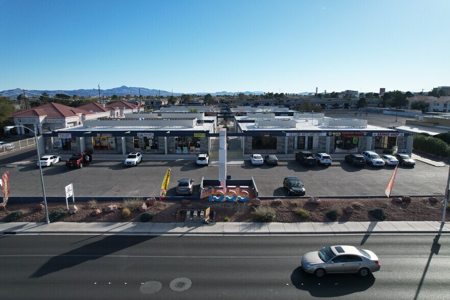 1555 E Flamingo Rd, Las Vegas, NV à louer - Photo de l’immeuble – Image 1 sur 13