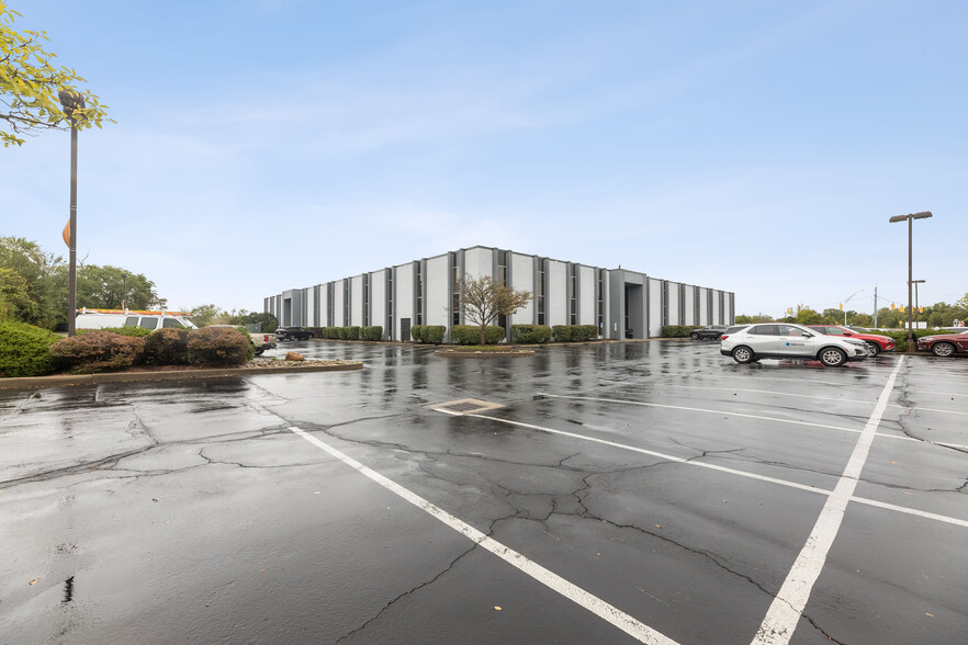 9403 Kenwood Rd, Blue Ash, OH à louer - Photo de l’immeuble – Image 1 sur 10